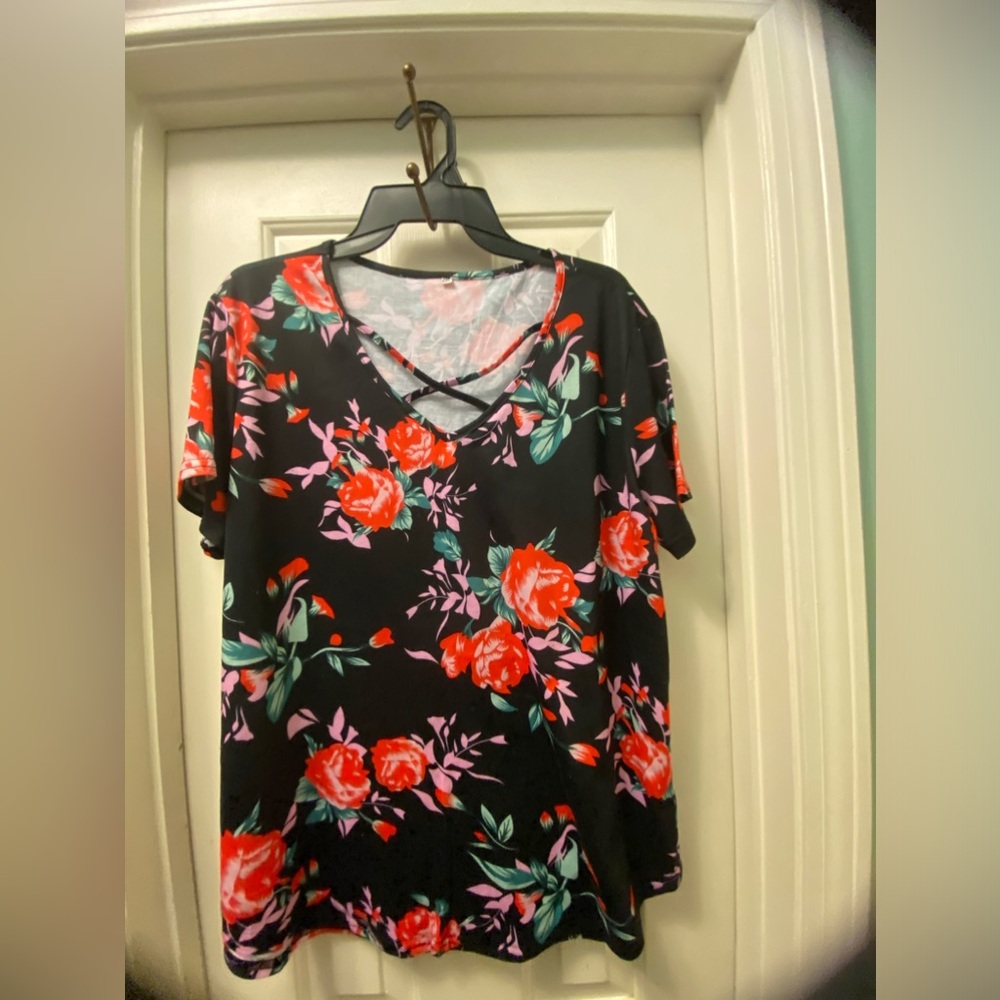 Floral criss crossed V-Neck Top